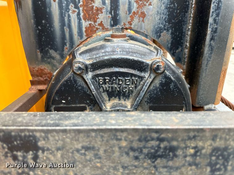 image for item LR9646 1993 International 257  winch truck