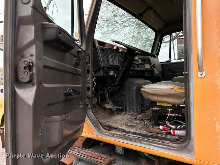 image for item LR9646 1993 International 257  winch truck