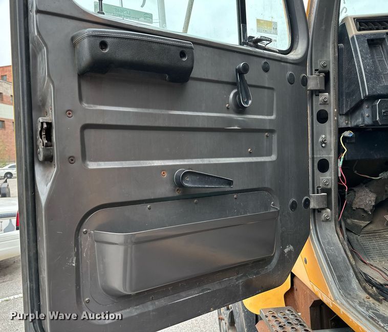 image for item LR9646 1993 International 257  winch truck