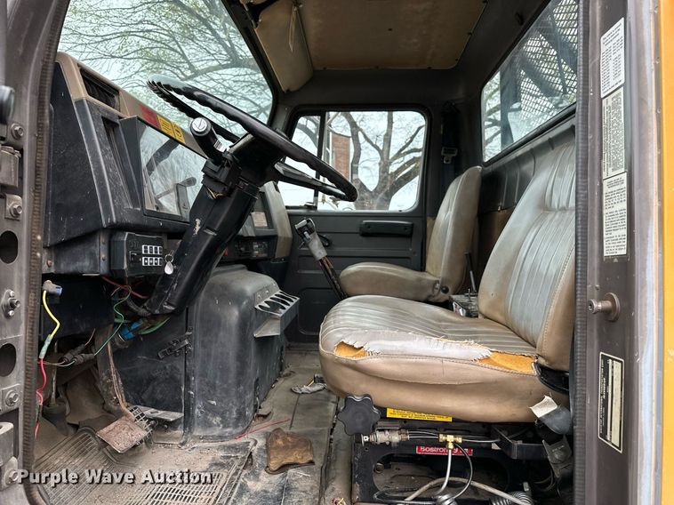 image for item LR9646 1993 International 257  winch truck