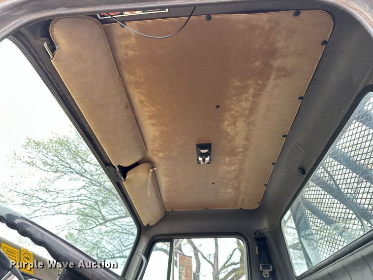 image for item LR9646 1993 International 257  winch truck