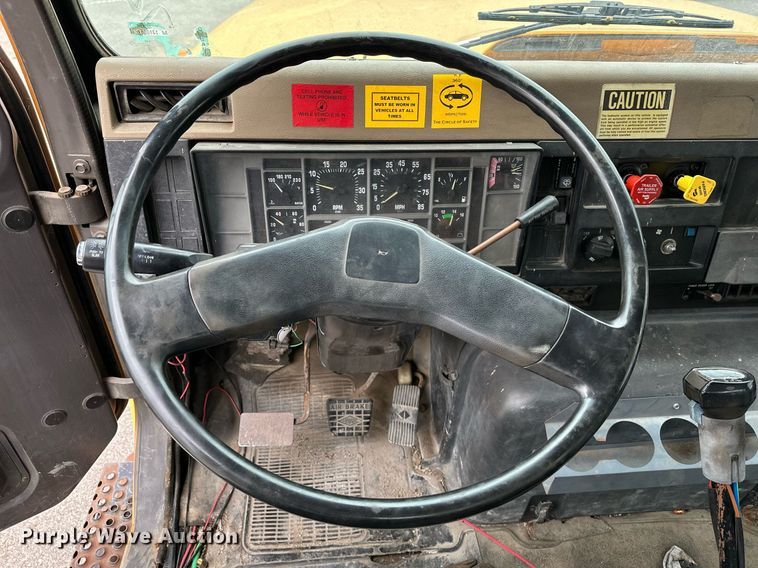 image for item LR9646 1993 International 257  winch truck