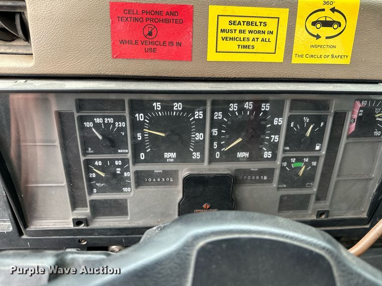 image for item LR9646 1993 International 257  winch truck