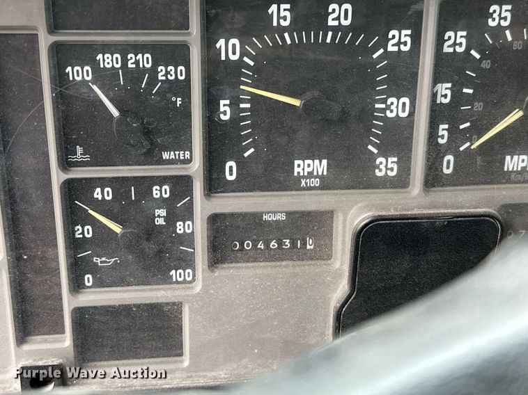 image for item LR9646 1993 International 257  winch truck