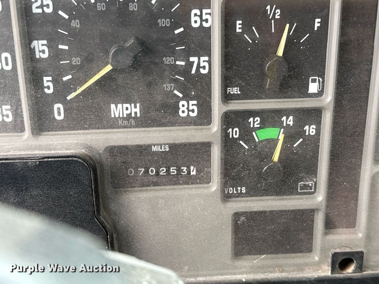 image for item LR9646 1993 International 257  winch truck