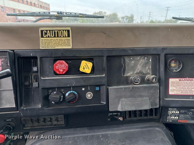 image for item LR9646 1993 International 257  winch truck