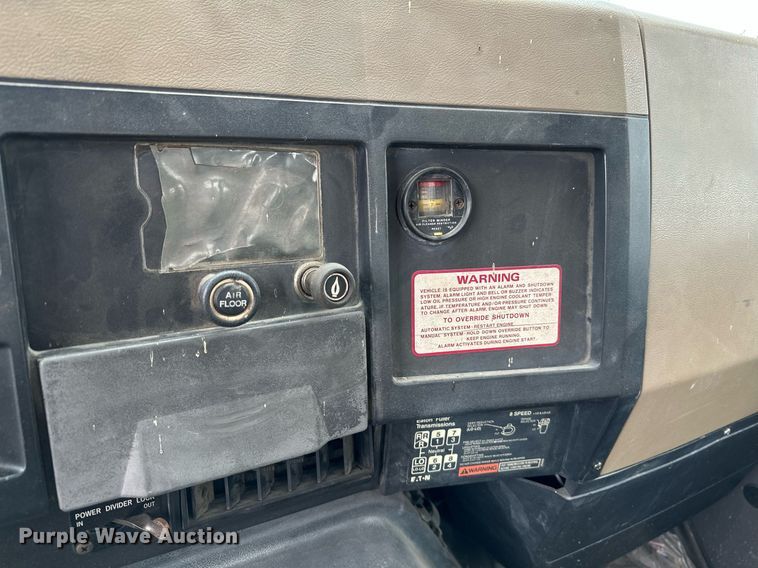 image for item LR9646 1993 International 257  winch truck