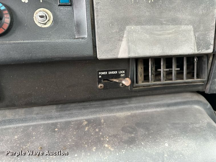 image for item LR9646 1993 International 257  winch truck