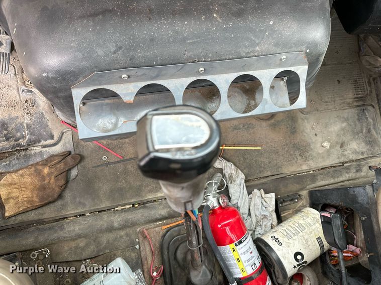 image for item LR9646 1993 International 257  winch truck