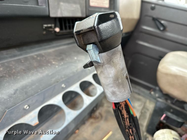 image for item LR9646 1993 International 257  winch truck