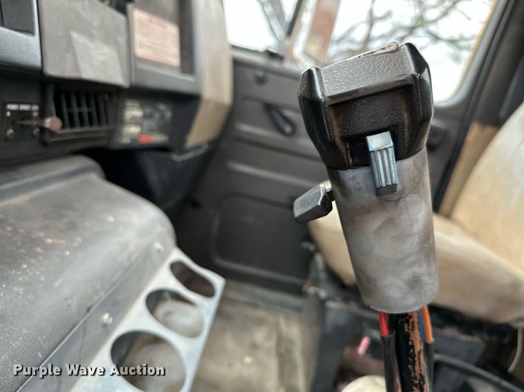 image for item LR9646 1993 International 257  winch truck