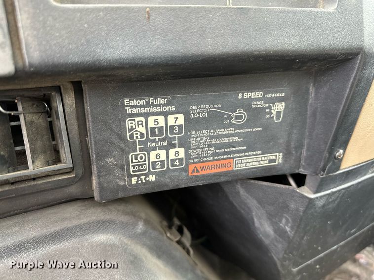 image for item LR9646 1993 International 257  winch truck