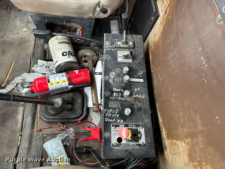 image for item LR9646 1993 International 257  winch truck