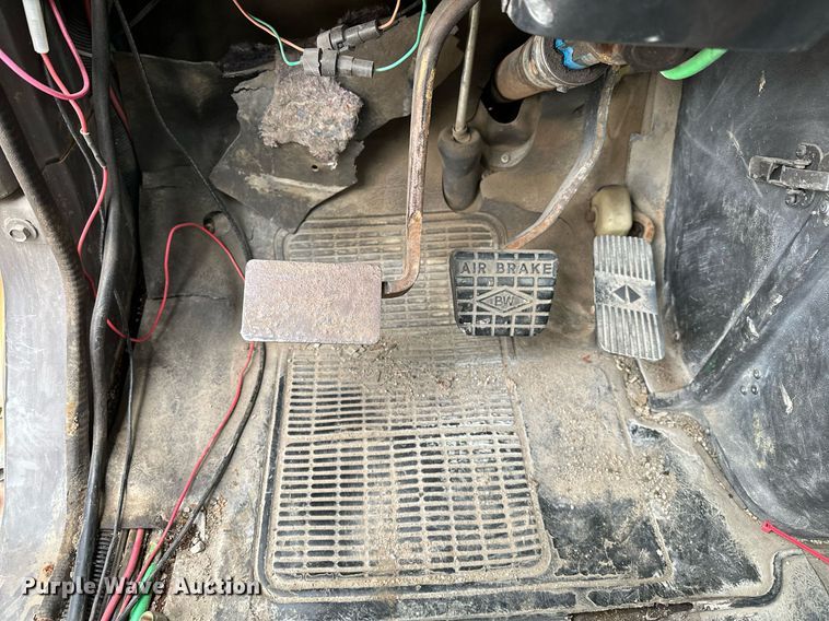 image for item LR9646 1993 International 257  winch truck