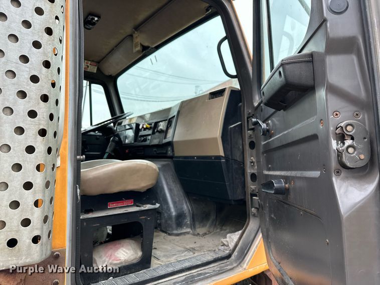 image for item LR9646 1993 International 257  winch truck