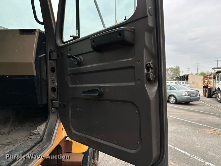 image for item LR9646 1993 International 257  winch truck