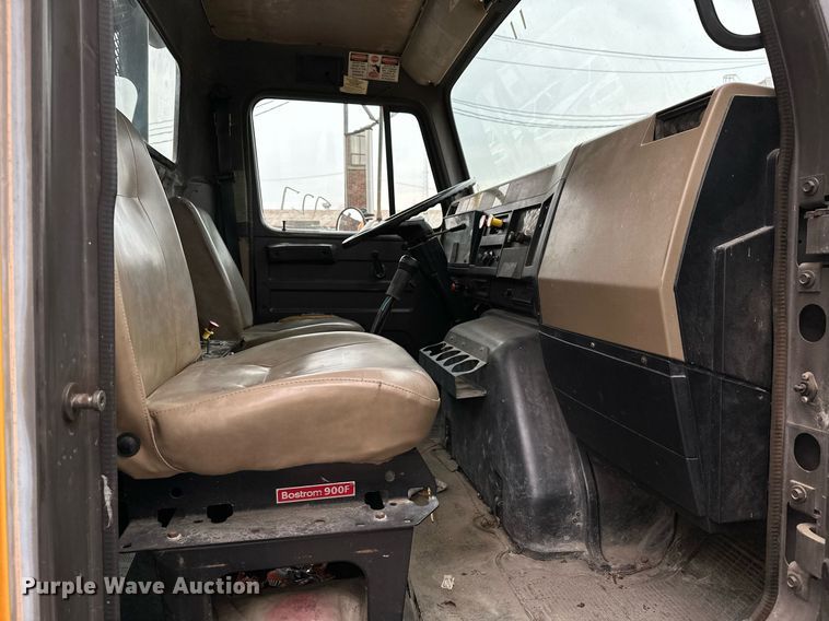 image for item LR9646 1993 International 257  winch truck