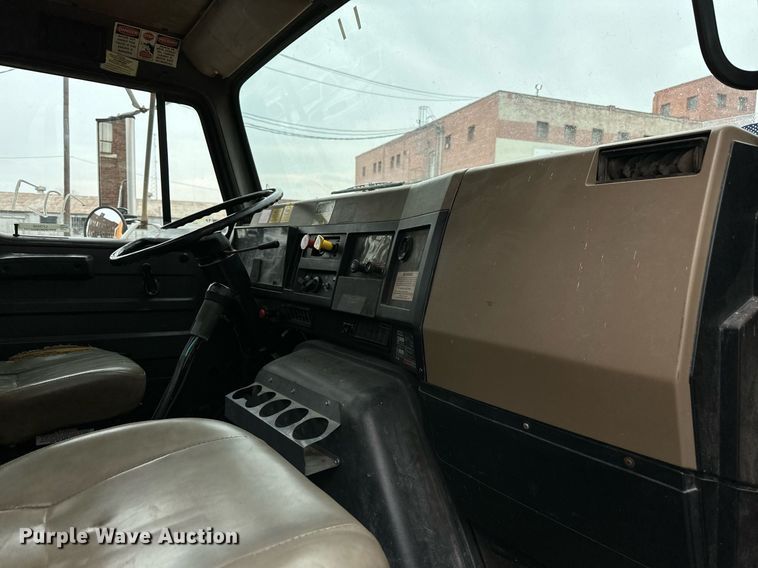 image for item LR9646 1993 International 257  winch truck