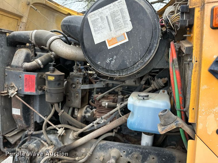 image for item LR9646 1993 International 257  winch truck