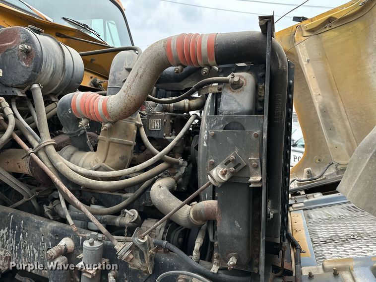 image for item LR9646 1993 International 257  winch truck