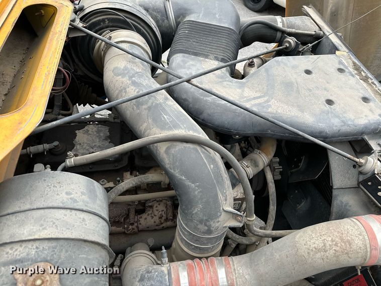 image for item LR9646 1993 International 257  winch truck