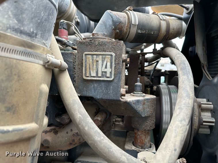 image for item LR9646 1993 International 257  winch truck