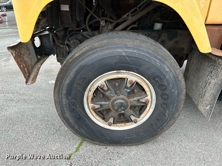 image for item LR9646 1993 International 257  winch truck