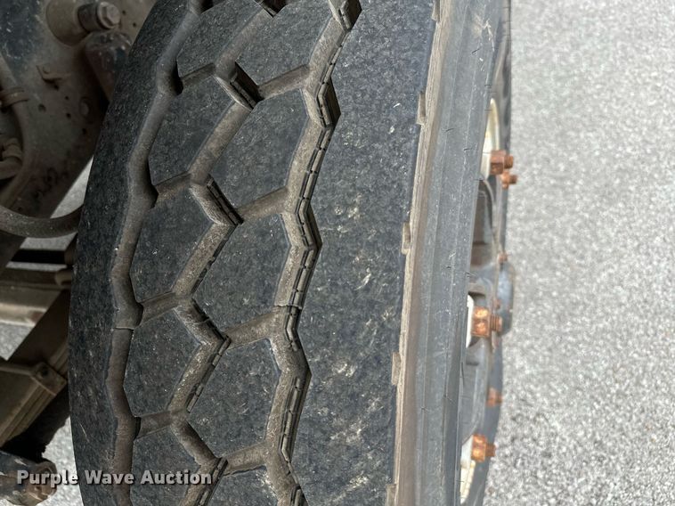 image for item LR9646 1993 International 257  winch truck