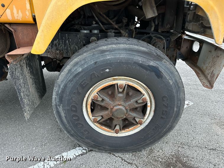 image for item LR9646 1993 International 257  winch truck