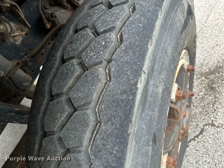 image for item LR9646 1993 International 257  winch truck