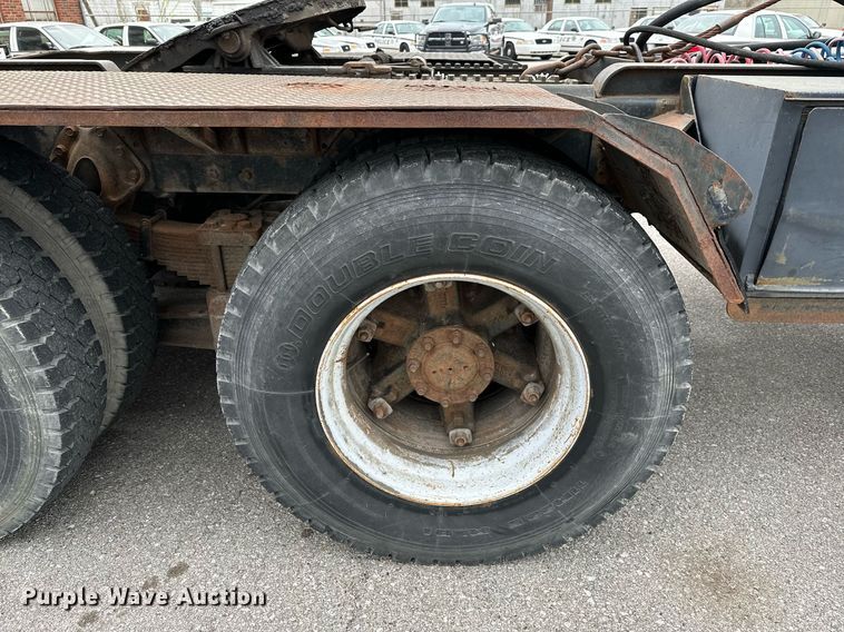 image for item LR9646 1993 International 257  winch truck