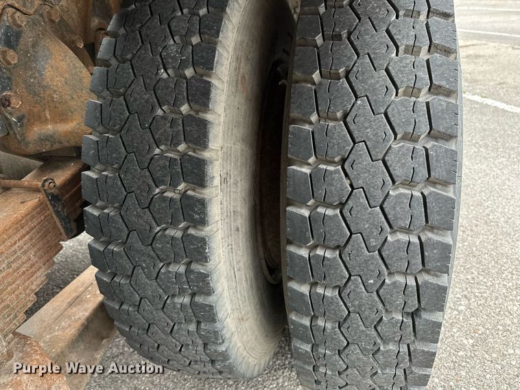 image for item LR9646 1993 International 257  winch truck