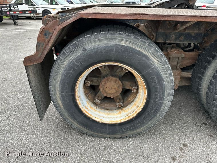 image for item LR9646 1993 International 257  winch truck