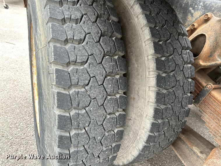 image for item LR9646 1993 International 257  winch truck