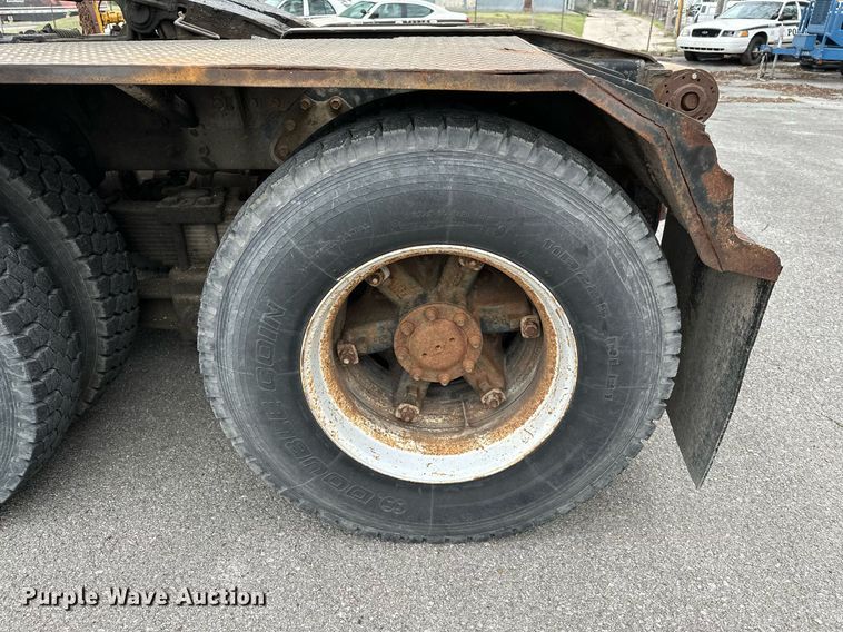 image for item LR9646 1993 International 257  winch truck