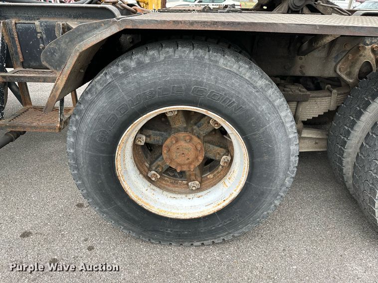 image for item LR9646 1993 International 257  winch truck