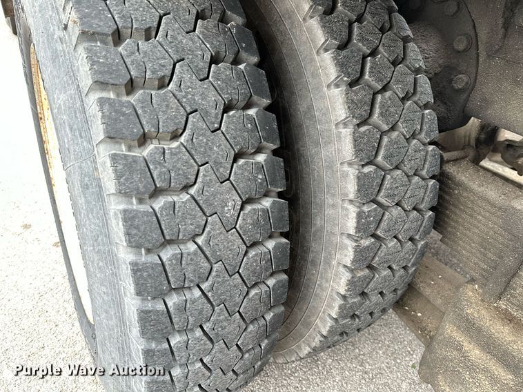 image for item LR9646 1993 International 257  winch truck