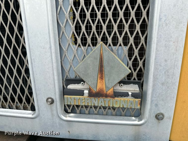 image for item LR9646 1993 International 257  winch truck