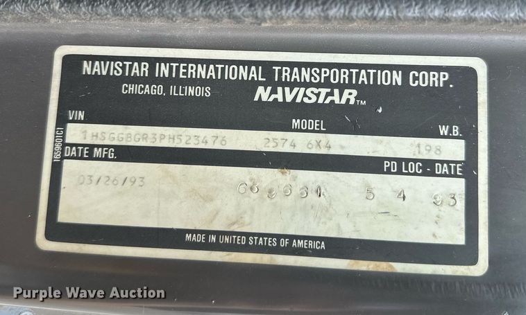 image for item LR9646 1993 International 257  winch truck