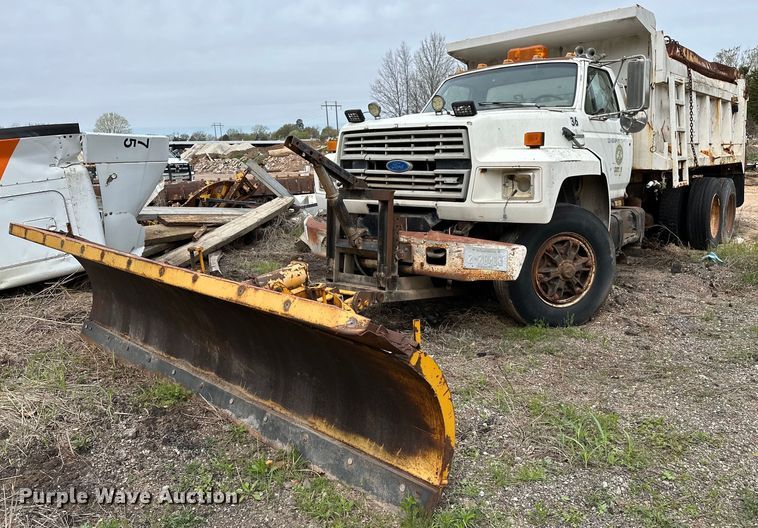 image for item LR9653 1993 Ford FT900  dump truck