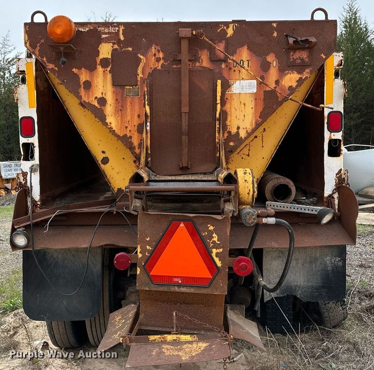 image for item LR9653 1993 Ford FT900  dump truck