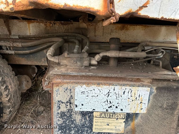 image for item LR9653 1993 Ford FT900  dump truck