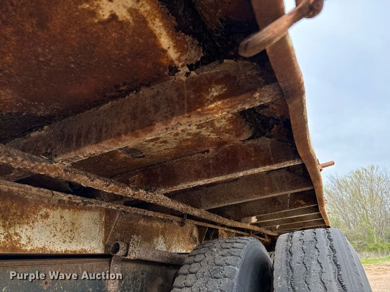 image for item LR9653 1993 Ford FT900  dump truck