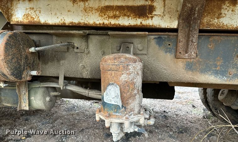 image for item LR9653 1993 Ford FT900  dump truck