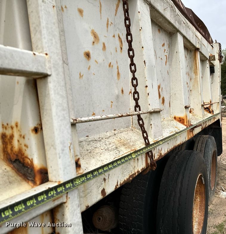 image for item LR9653 1993 Ford FT900  dump truck