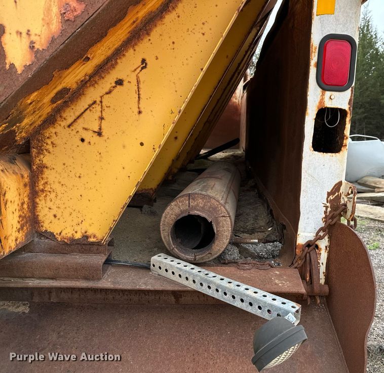 image for item LR9653 1993 Ford FT900  dump truck