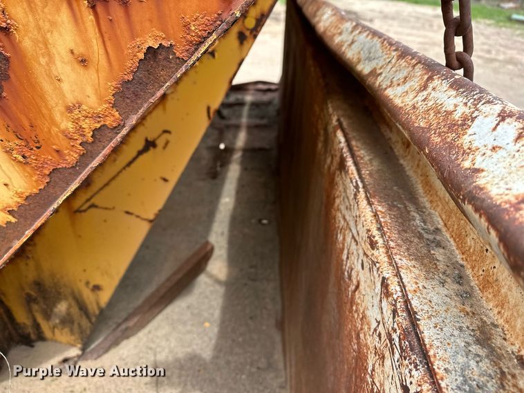 image for item LR9653 1993 Ford FT900  dump truck