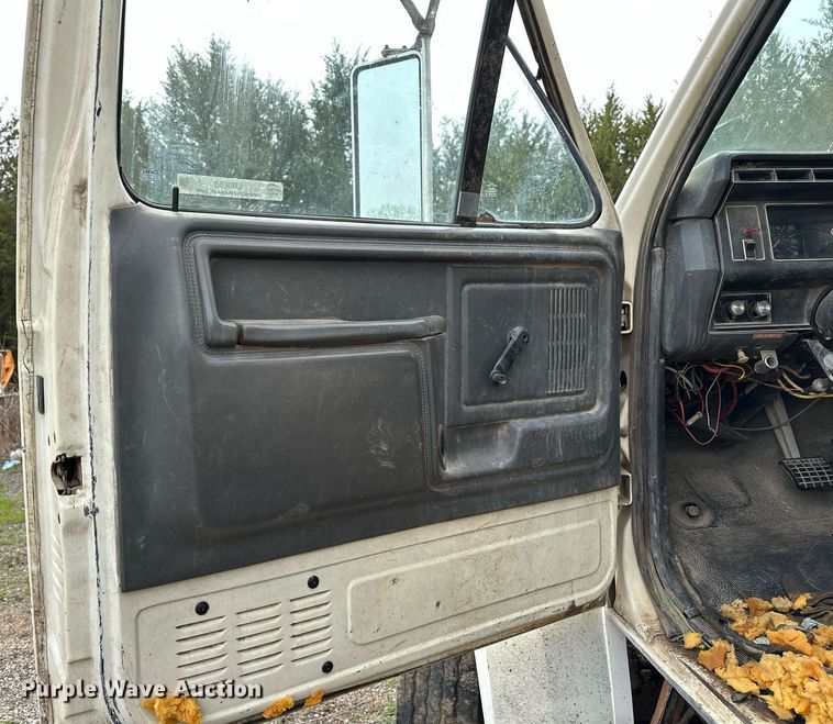 image for item LR9653 1993 Ford FT900  dump truck