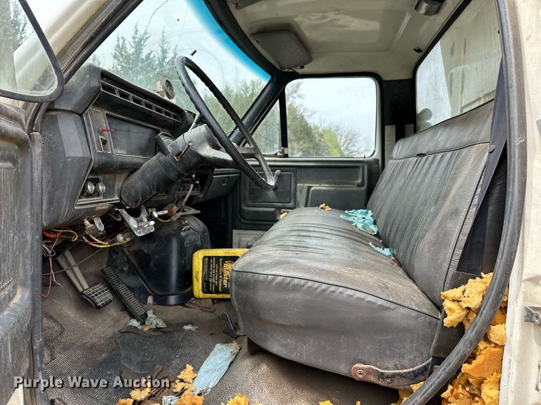 image for item LR9653 1993 Ford FT900  dump truck