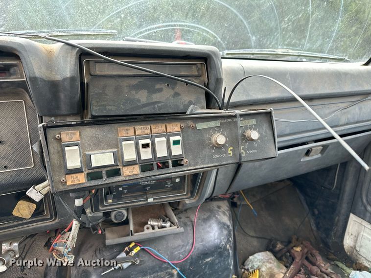 image for item LR9653 1993 Ford FT900  dump truck